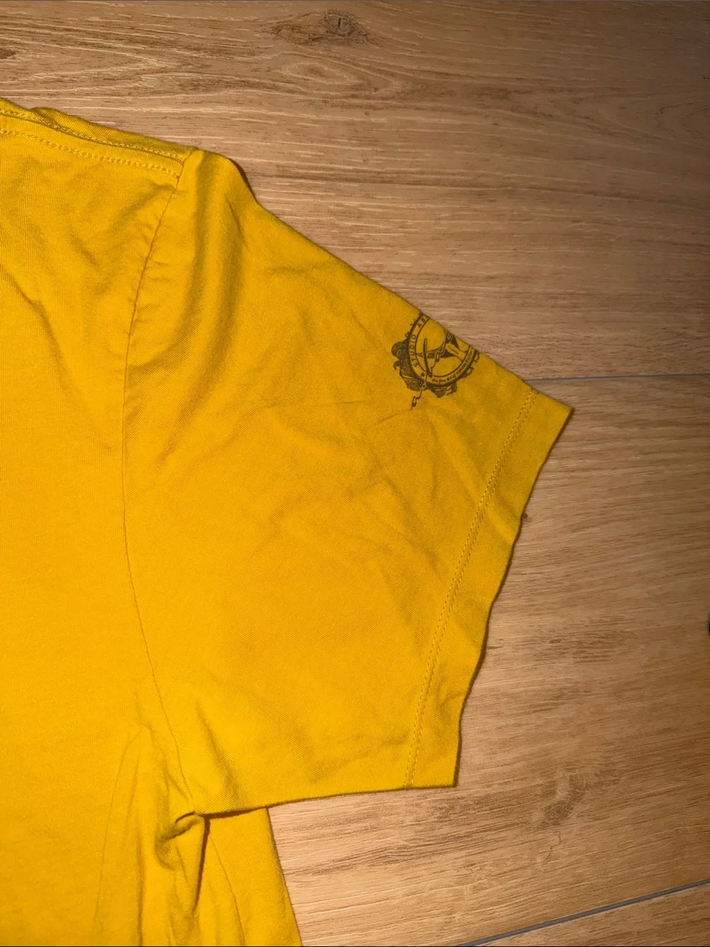 Salty Crew Mustard Shark Back Graphic Tee size mens medium
